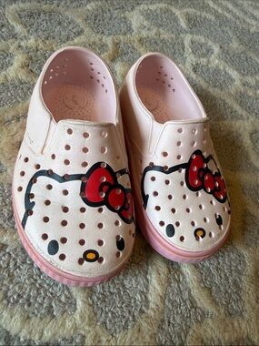 Native Kids Hello Kitty Light Pink Water Shoes with Red Bow